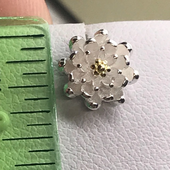 Sterling Silver925 Flower 🌸 Stud Earrings - Picture 4 of 5
